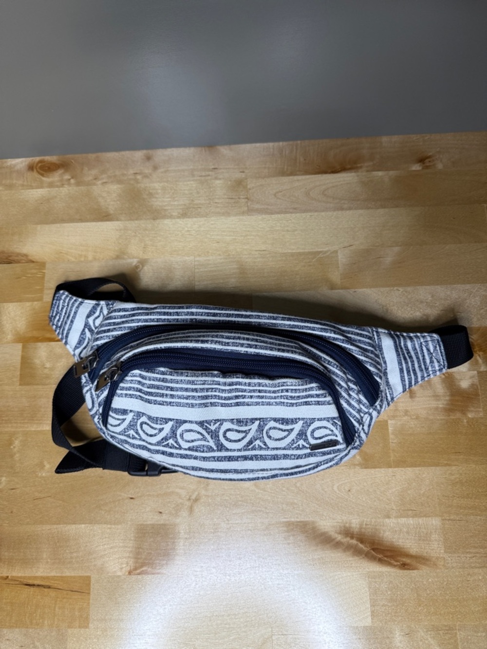 Roxy women’s navy and cream fanny pack